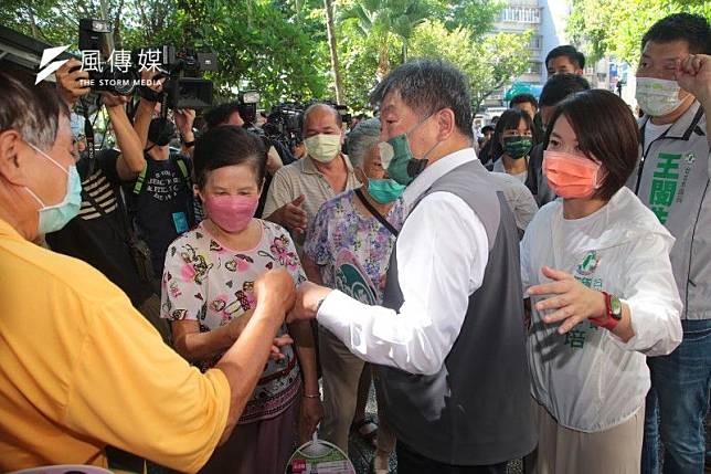 民進黨台北市長候選人陳時中22日至白蘭市場掃街拜票。（顏麟宇攝）