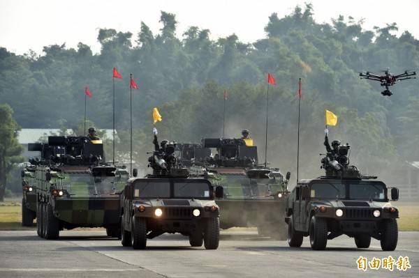 傳國軍將自行組裝悍馬車。圖前2為悍馬車示意圖。(資料照)