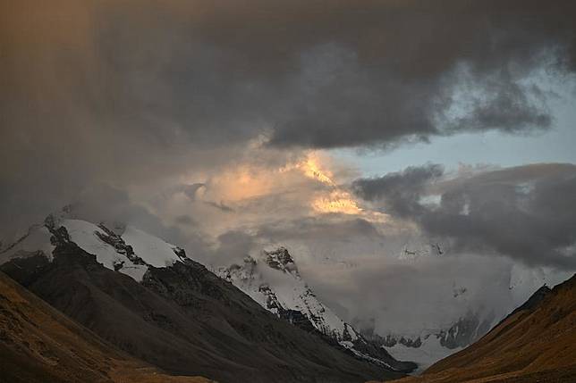 This photo taken on Sept. 4, 2024 from the Mount Qomolangma base camp in Dingri County of Xigaze City in southwest China's Xizang Autonomous Region shows a view of Mount Qomolangma at sunset. (Xinhua/Sun Ruibo)