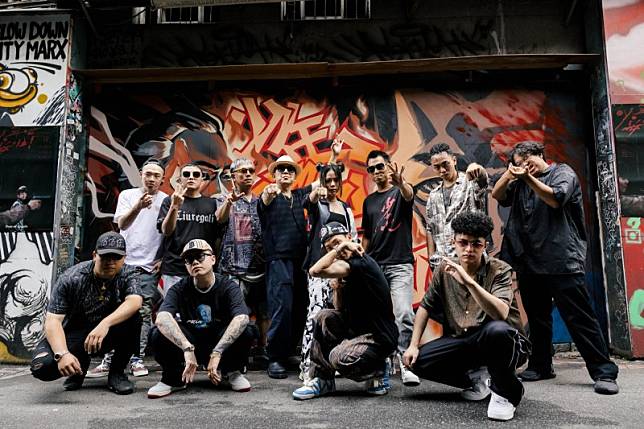 高捷(後排左四)、顏正國(後排右三)率領新世代嘻哈歌手們到西門町塗鴉牆拍照留念。(牽猴子提供)