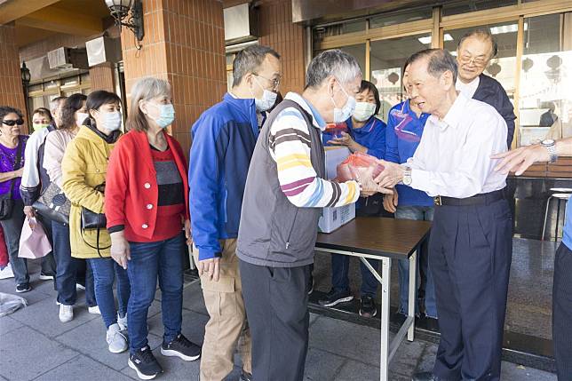 臺中市萬和宮今（15）日上午舉辦乙巳蛇年植斗祈安法會，絡繹不絕信眾向天上聖母虔誠祈福，歡喜分享熱騰騰象徵吉祥、圓滿、安康的平安福圓（湯圓）福圓，還有外帶的湯圓及夀麵。（中市萬和宮提供）