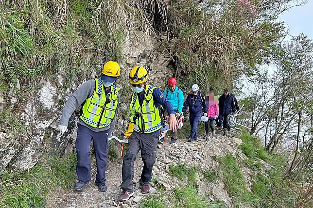 警消接獲報案以擔架接駁的方式將黃男送下山急救，但最後仍回天乏術。（翻攝畫面）