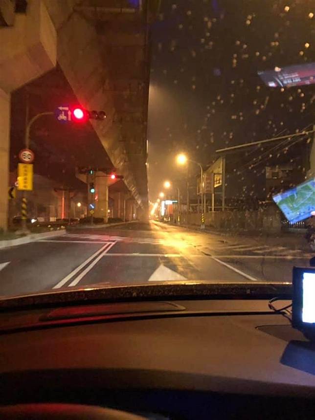 韓粉在「韓國瑜後援會」接力發「路平」照片歡天喜地，還有人發文「感謝韓市長讓國十橋下的路燈點亮了，很久沒全亮了，給用路人一個安全返家的道路。」