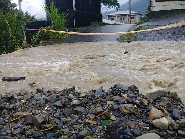 南投地區豪雨降下，導致部分路段積水嚴重、 土石坍方。   圖：翻攝自南投縣政府警察局仁愛分局臉書。