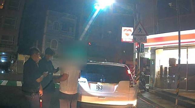 李姓男子向朋友借一台遭扣牌的車，並自行上網購買「仿真車牌」掛牌上路，遭蘆竹警方查獲。圖：讀者提供