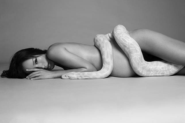 蔣怡全裸與蛇拍孕婦寫真。(丁寅工作室提供)