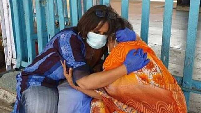 婦人遭兒子毆打，身無分文淪落街頭乞討。（圖／barkha dutt twitter）