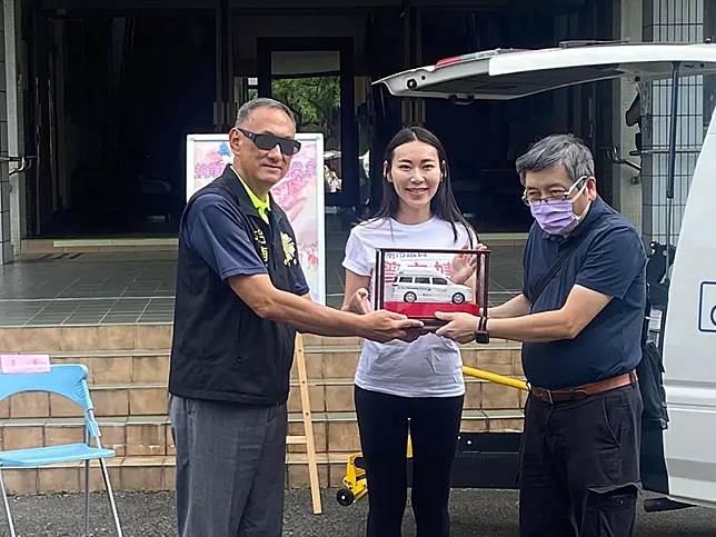 莊善全捐贈復康巴士給台南榮家，市議員曾之婕及小東里長余天翔共同見證。（圖／台南榮民之家提供）