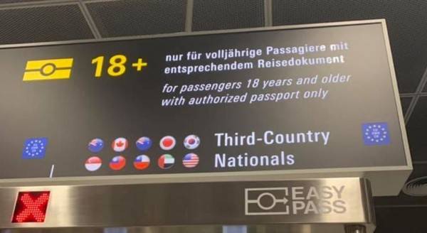 法蘭克福機場允許台灣護照快速通關。(圖擷取自爆廢公社)