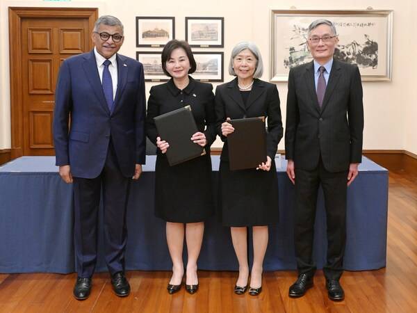 Left to right - The Honourable the Chief Justice Sundaresh Menon of Singapore; Justice Teh Hwee Hwee, Judge of the High Court and Presiding Judge of the Family Justice Courts; Madam Justice Bebe Chu, Judge of the Court of First Instance of the High Court of the HKSAR; The Honourable Chief Justice Andrew Cheung of the Court of Final Appeal of the HKSAR