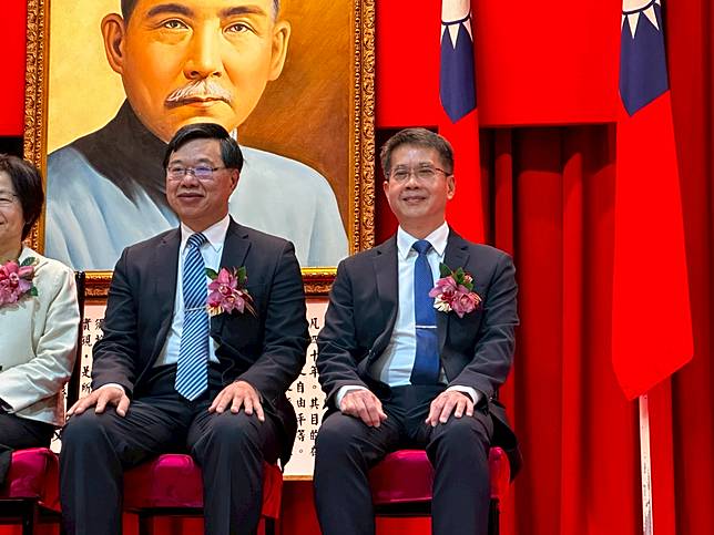 法務部政務次長徐錫祥(右)和何信慶(右)是司法官班31期的同學，兩人相識30年。侯柏青攝