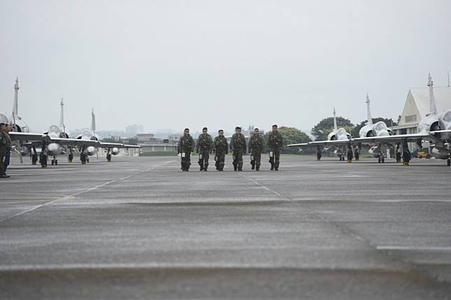 一名宣傳國軍職涯清秀貌美的看板女兵，長期遭已婚空軍少將主官騷擾，空軍司令部3日證實，通航資聯隊長林姓少將已調任。圖僅為示意，均非當事人。（資料照片／張文玠攝）