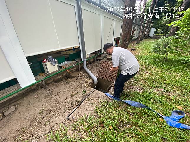 市場處表示，樹林保安市場為開放式攤集區，經查為臨側公園水溝排水不及溢流至市場，當下已立刻派員到場將市場積水抽乾，且今已進行清淤，並將會同區公所釐清排水不及原因。   圖：新北市市場處提供