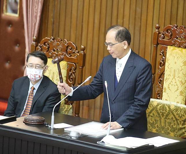 立法院會2日三讀通過111年度中央政府總預算案附屬單位預算營業及非營業部分，也就是國營事業預算和基金，規模加總合計新台幣5兆餘元。圖為院長游錫堃（右）敲槌完成三讀程序。 中央社記者郭日曉攝 111年12月2日  
