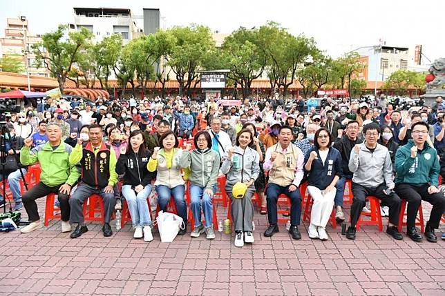 「挺台灣護未來」高雄首場宣講在鳳山五甲龍成宮登場。 圖：邱議瑩服務處/提供