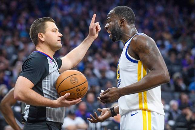 勇士前鋒Draymond Green在末節踩了國王中鋒Domantas Sabonis的胸口，結果被吹了二級惡意犯規直接被驅逐出場。