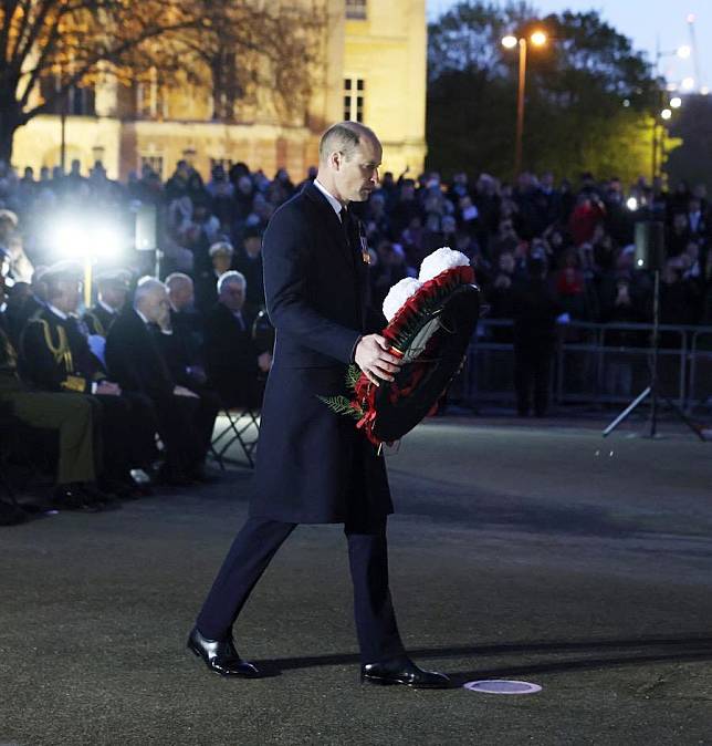 威廉王子在紀念碑敬獻花圈。（翻攝@DelMody推特）