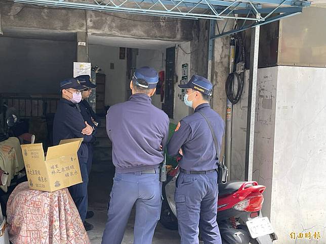高雄檢警再借提殺人魔進「分屍公寓」，法醫親自入室重建現場。(記者黃良傑攝)
