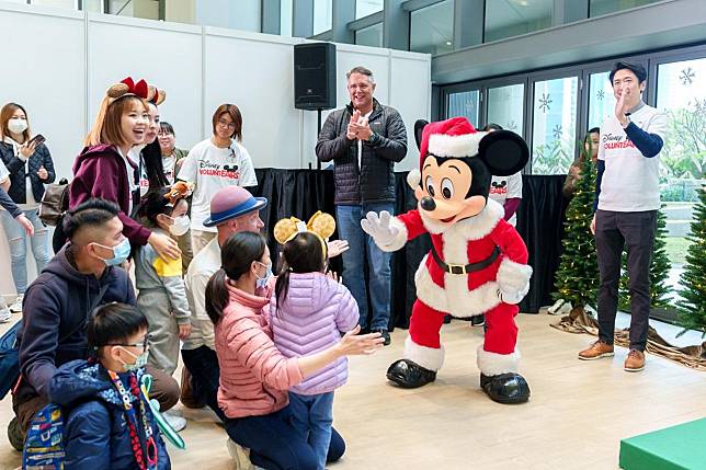米奇老鼠穿上聖誕老人服飾現身，與病童及迪士尼義工一起跳舞互動