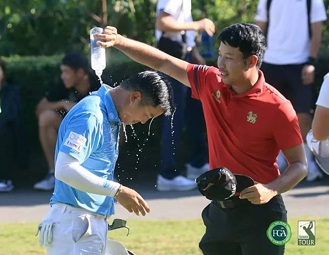 泰國選手蘇提帕奪冠同胞選手為他澆香檳慶賀。鍾豐榮攝影