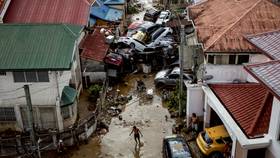 2025年11月5日，颱風海鷗在菲律賓宿霧市引發洪患，街頭一片狼藉。路透社