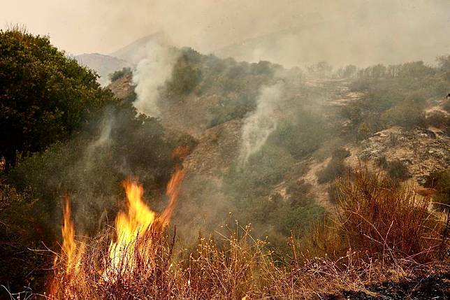 This photo taken on Sept. 7, 2024 shows a wildfire in San Bernardino County, California, the United States. (Photo by Qiu Chen/Xinhua)