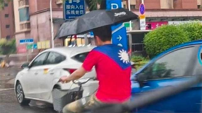 哪裡來的勇將？男穿「台灣國旗T恤」在中國街頭遊蕩　牆內網友狂敲碗問一事