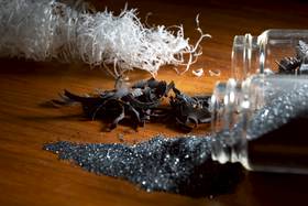 廢棄光電板拆除鋁框及玻璃後，可以分為PVDF背板、EVA膠及矽晶圓與貴金屬，可再回收利用。（攝影／謝佩穎）