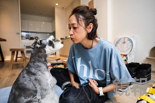 潘慧如為愛犬「孟母三遷」。鄒保祥攝