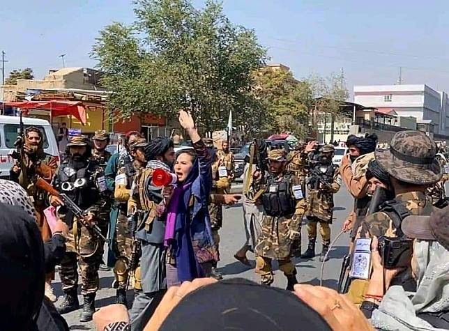 阿富汗婦女昨（4日）再次冒著風險，在塔利班控制的首都喀布爾（Kabul）街頭上抗議。   圖：翻攝自AkhlaqiFarhan推特