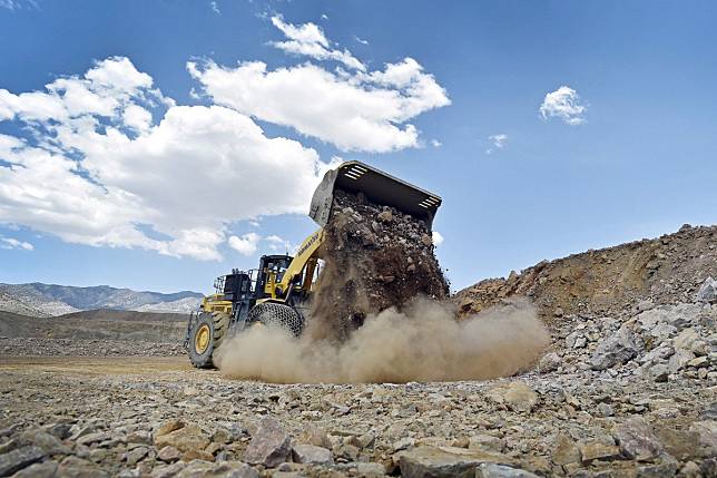 A front-end loader moves material inside the open pit at Molycorp's Mountain Pass Rare Earth facility in Mountain Pass, California, on June 29, 2015. Photo: Reuters