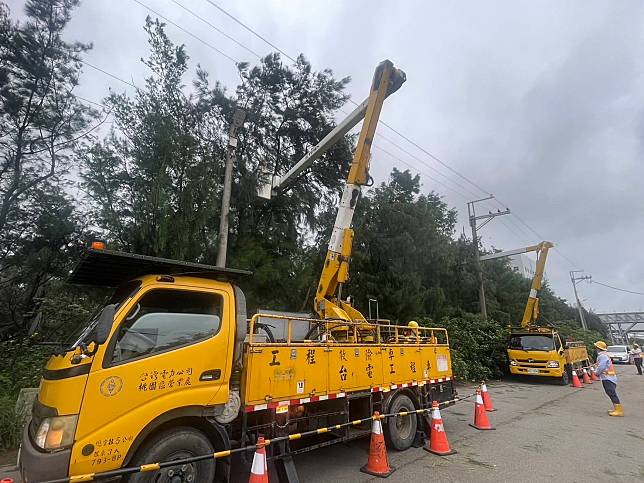 台電桃園區處已動員增派人力全力搶修，以期在最快時間內為民眾完成復電作業。圖：台電提供