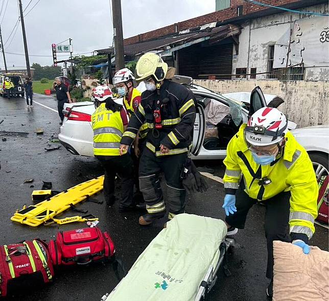 新屋區轎車、聯結車重大車禍。(記者鄭淑婷翻攝)