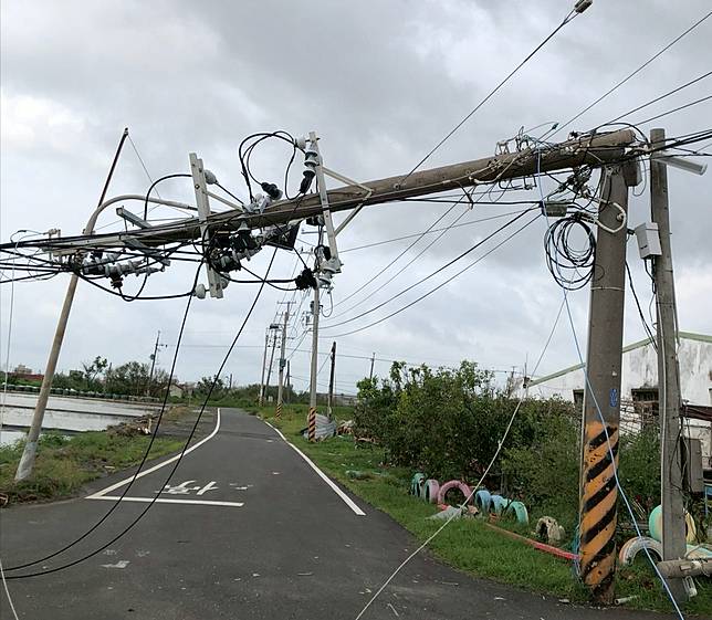 丹娜絲瞬間強風破壞電力設備導致電桿倒塌斷裂、電線掉落、變壓器損壞等嚴重災情。（圖：台電提供）