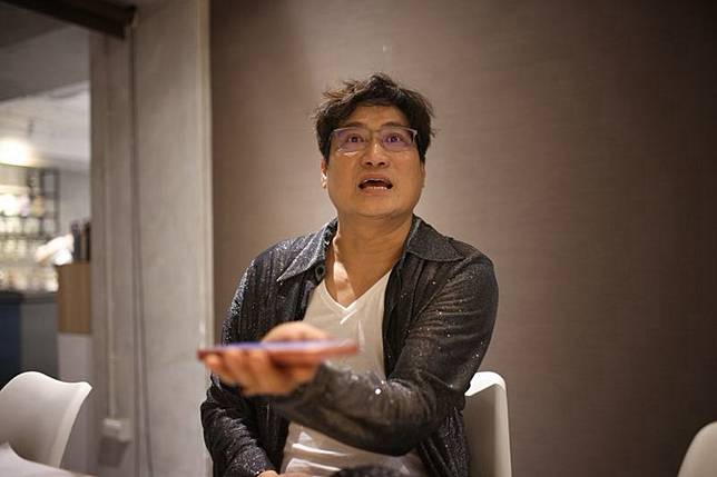 楊哲17日首度露面接受《鏡報》專訪。劉耀勻攝