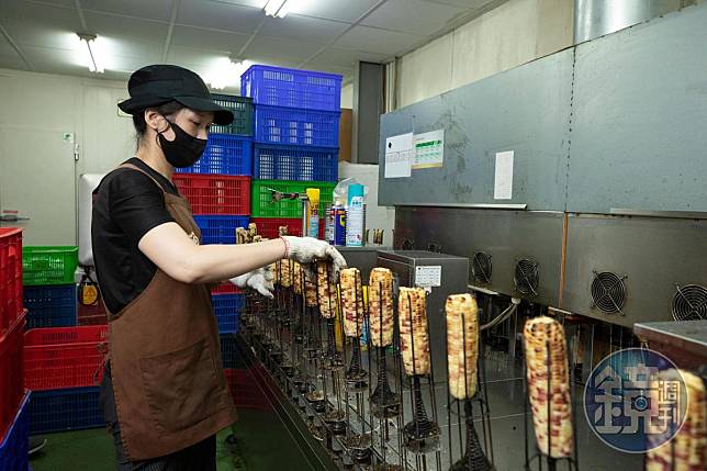 半自動化的中央廚房，每天可生產3千支冷凍烤玉米。