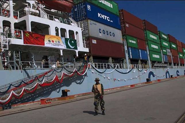 2016年11月13日，一名巴基斯坦海軍士兵在瓜達爾港守衛即將離港的中國籍貨輪。（美聯社）