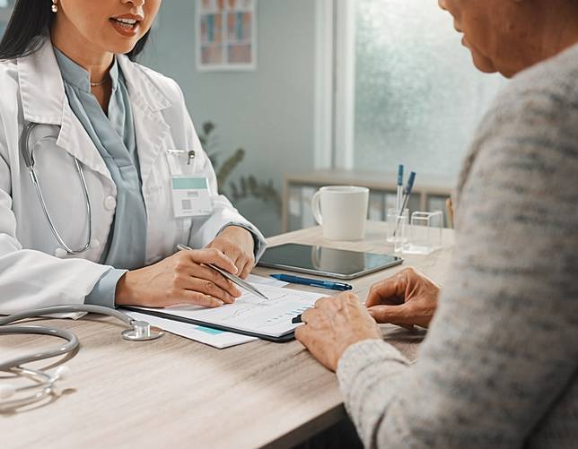 對於容易因咖啡因產生心悸或睡眠受影響的人士，低咖啡因或無咖啡因咖啡雖然仍含有單寧成分，但能有效降低整體身體負擔。（示意圖／AI生成）