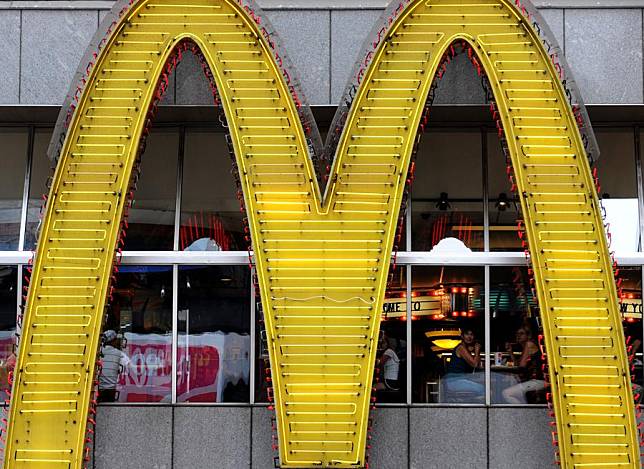 Customers eat foods at a McDonald's restaurant in New York, the United States, July 23, 2010. (Xinhua/Shen Hong)