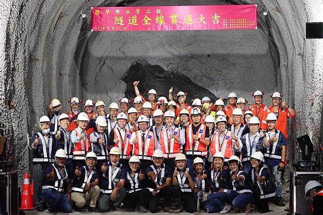 行政院副院長鄭文燦(二排左六)、台北市長蔣萬安(二排右五)共同出席翡翠原水管隧道全線貫通記者會，均肯定這項工程是重要里程碑。(北市府提供)