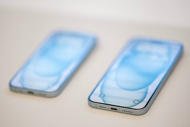 iPhone 15 Pro的原色鈦金機型，邊框使用鈦金屬材質。（AFP）