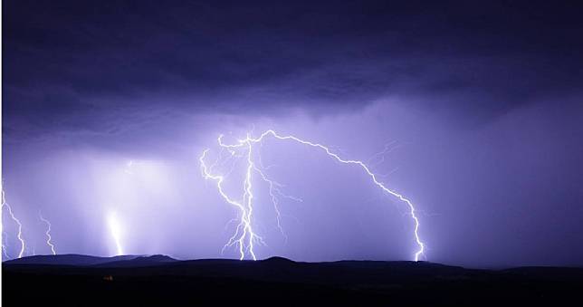 20歲足球員和教練在樹下避雨　遭閃電擊中死亡！