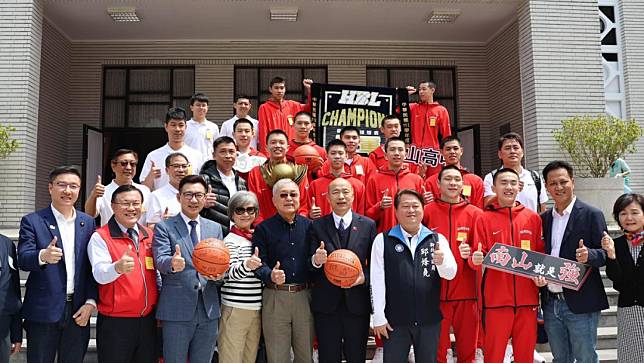 立法院長韓國瑜與南山高中籃球隊合影。翻攝江啟臣臉書