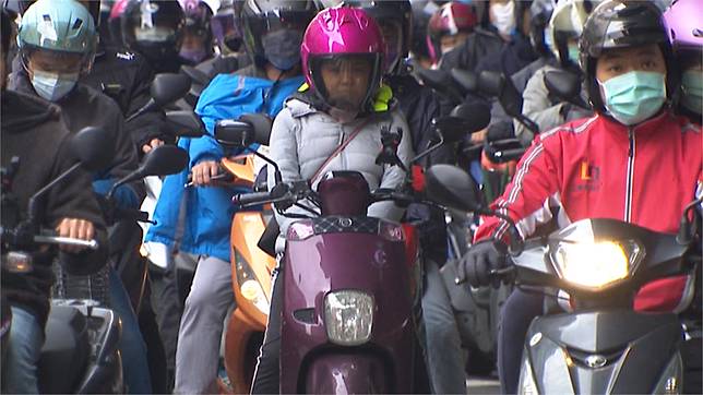 下雨天出門濕身超崩潰！她推「150元擋雨神器」萬人狂讚：小腿以下全乾