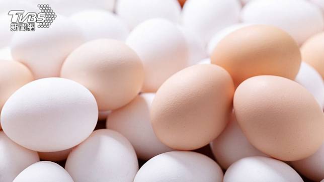 雞蛋用水清洗，水分可能從蛋殼滲入，導致細菌感染。（示意圖／shutterstock達志影像）