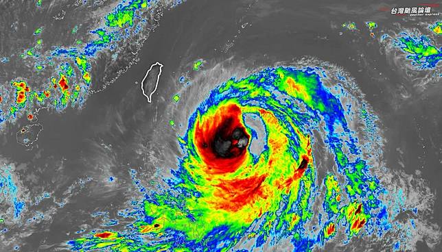 氣象粉專表示，巴威颱風環流結構已不完整，雲系呈現猶如「鬼剃頭」般缺了一角。翻攝「台灣颱風論壇｜天氣特急」臉書