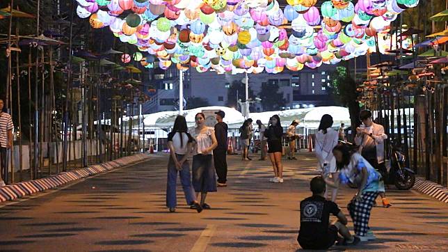 นักท่องเที่ยวไทย-เทศแห่ชมความสวยงามของโคมไฟเพนท์มือนับหมื่นดวงในงานสีฐานเฟสติเวลคึกคัก