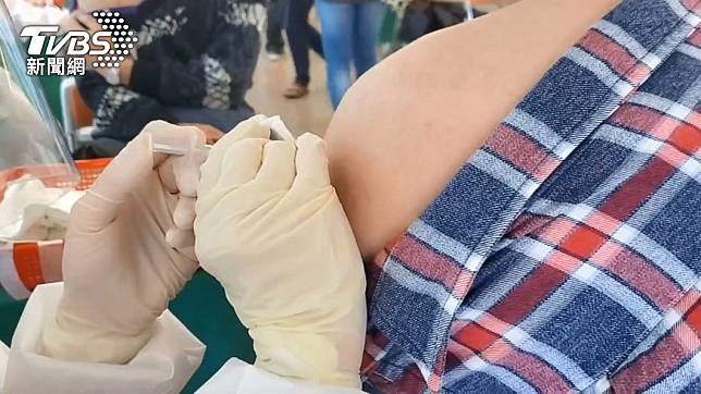 近日國內本土疫情再起許多民眾紛紛搶打第3劑疫苗。（圖／TVBS）