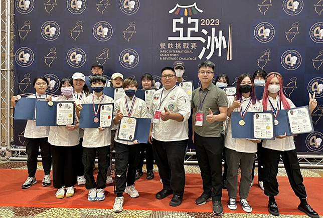 弘光科大13名學生參加「2023IAFBC亞洲餐飲挑戰賽」共奪得5面金牌6面銀2面銅牌佳績。 弘光科大/提供
