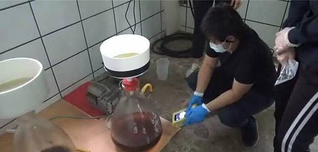 桃園檢、警於2023年9月19日年查獲藏身於楊梅民宅的製毒工廠，起獲第三級毒品「喵喵」成品、半成品約200公斤、硝西泮3公斤等。(資料照)